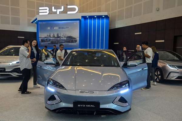 Doanh số xe sang ở Trung Quốc giảm mạnh, xe điện nội địa 'lên ngôi'
