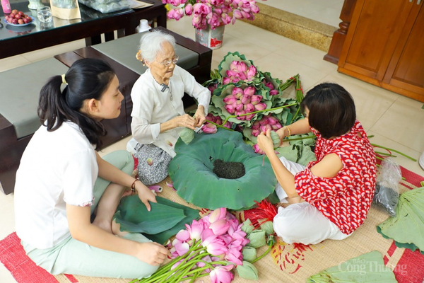 Cận cảnh quy trình làm trà sen đầy công phu của người Hà Nội