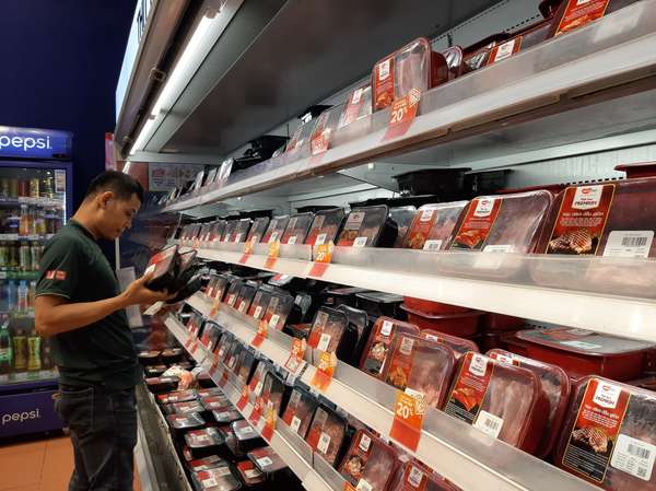 Người tiêu dùng mua hàng hóa tại siêu thị (ảnh Nguyễn Hạnh)