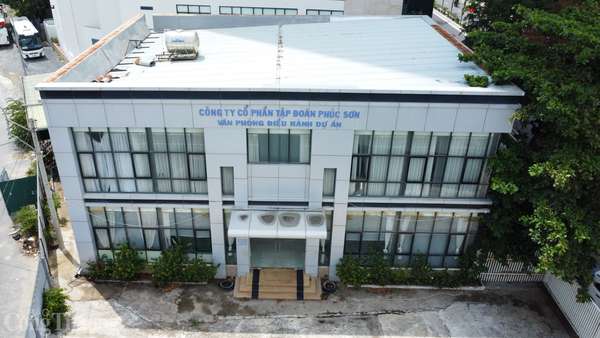 Văn phòng điều hành Dự án của Công ty Phúc Sơn (địa chỉ số 102E Trần Phú, TP. Nha Trang) đóng kín cửa nhiều tháng nay, kể từ khi các sai phạm của doanh nghiệp này được cơ quan chức năng mở cuộc điều tra, làm rõ.