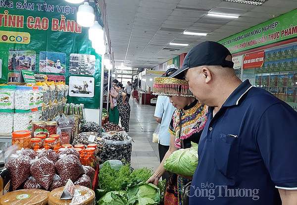 Người tiêu dùng tham quan mua sắm tại Phiên chợ