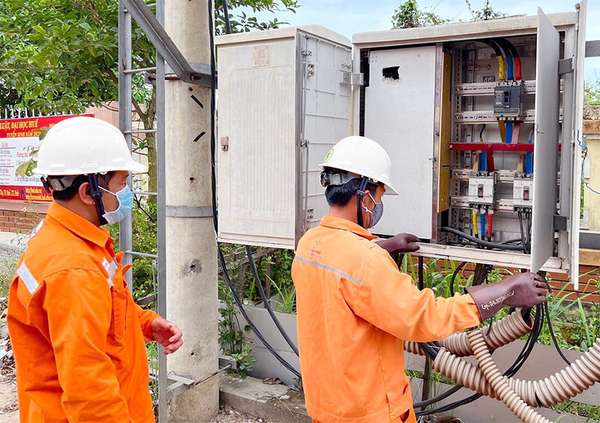 Các đơn vị Điện lực tăng cường kiểm tra, đảm bảo vận hành lưới điện an toàn, liên tục. Ảnh PC Hưng Yên