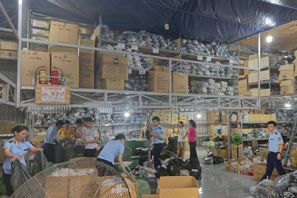 Đà Nẵng: Tạm giữ hơn 1.800 đôi giày, dép có dấu hiệu giả mạo nhãn hiệu NIKE, Crocs