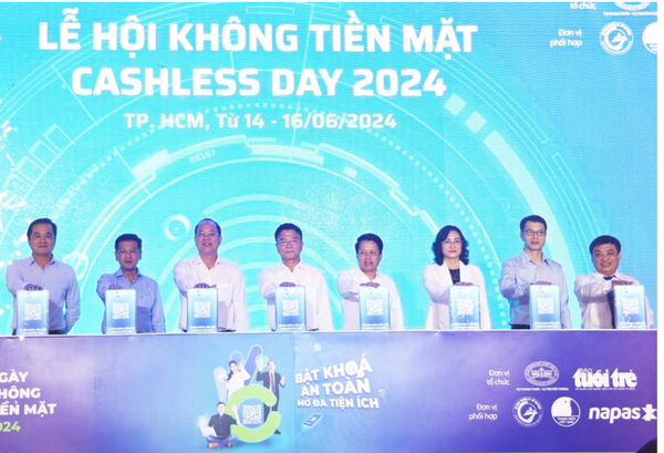 Phó Thủ tướng Lê Thành Long cùng các đại biểu thực hiện nghi thức khai mạc Lễ hội Không tiền mặt 2024 - Ảnh: VGP/Đức Tuân
