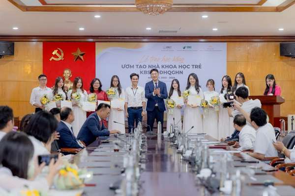 Chứng khoán KBSV trao tặng 1 tỷ đồng học bổng cho sinh viên Trường Đại học Quốc gia Hà Nội