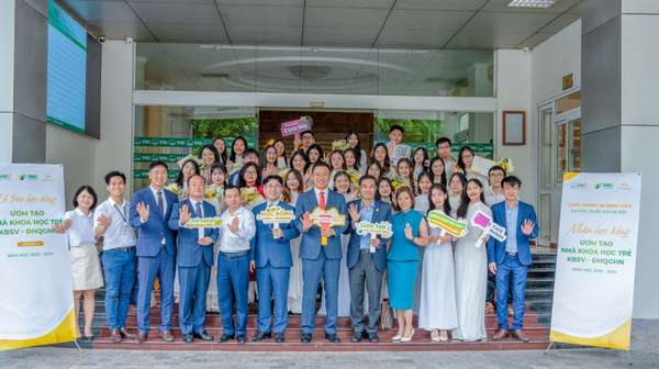 Chứng khoán KBSV trao tặng 1 tỷ đồng học bổng cho sinh viên Trường Đại học Quốc gia Hà Nội