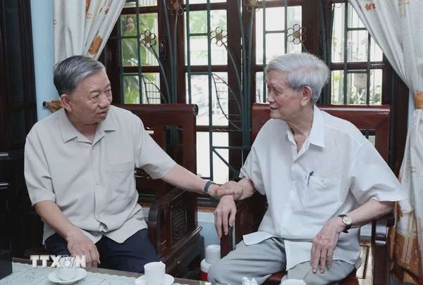 Chủ tịch nước Tô Lâm thăm và chúc mừng các nhà báo lão thành ảnh 1