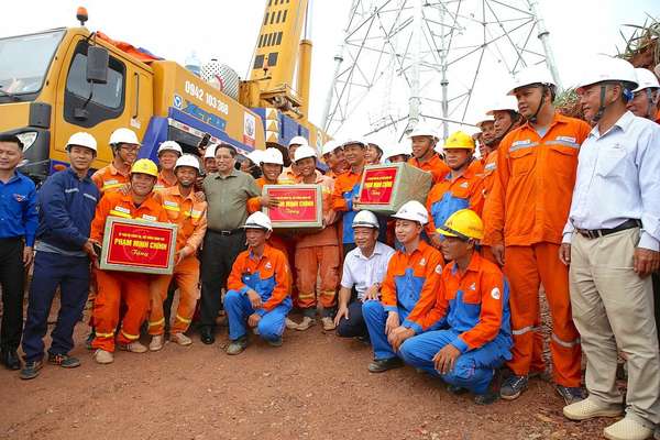 Hình ảnh Thủ tướng động viên người lao động đường dây 500kV mạch 3 tại Nghệ An