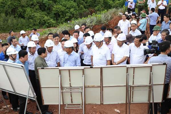 Hình ảnh Thủ tướng động viên người lao động đường dây 500kV mạch 3 tại Nghệ An