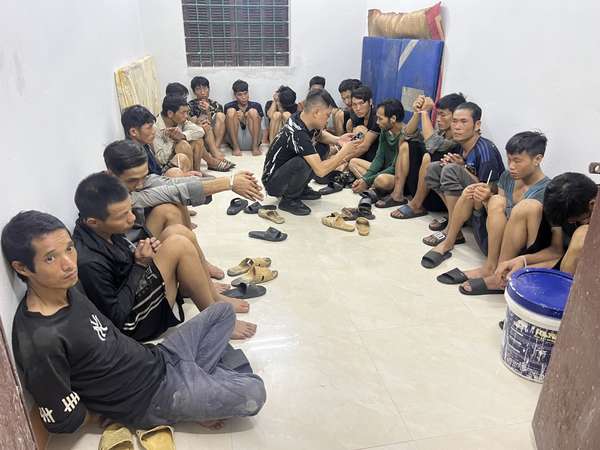 Lào Cai: Kiểm tra, bắt xe ô tô chở 19 đối tượng nghiện ma túy tại cổng khu công nghiệp
