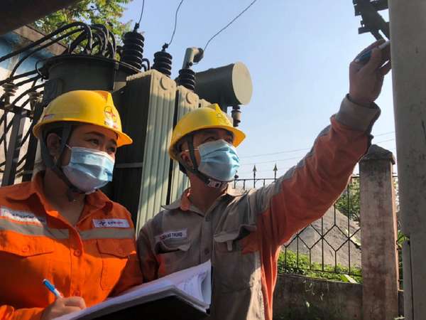 Kiểm tra máy biến áp khách hàng lớn trên địa bàn Thành phố Lạng Sơn. Ảnh PC Lạng Sơn