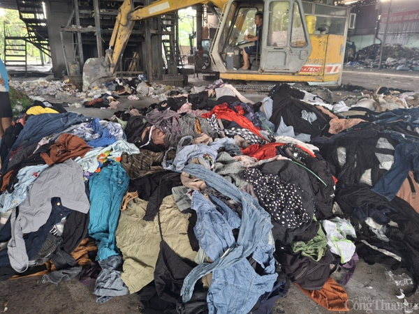 Thanh Hóa: Tiêu hủy hơn 16.000 sản phẩm quần áo không rõ nguồn gốc, xuất xứ