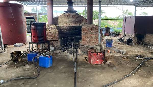 Bình Thuận: Đào hào, đắp đất thành vòng bảo vệ làm nơi tái chế nhớt thải
