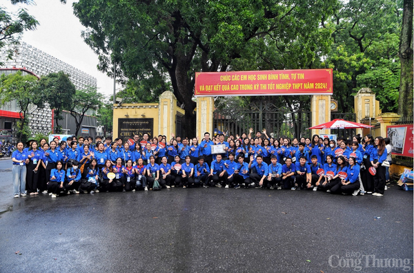 Hà Nội “phủ xanh” màu áo tình nguyện sẵn sàng tiếp sức mùa thi THPT 2024