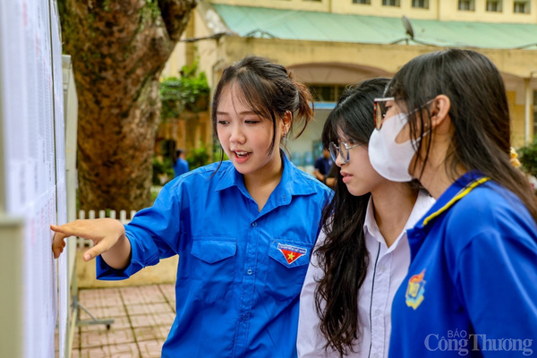 Hà Nội “phủ xanh” màu áo tình nguyện sẵn sàng tiếp sức mùa thi THPT 2024