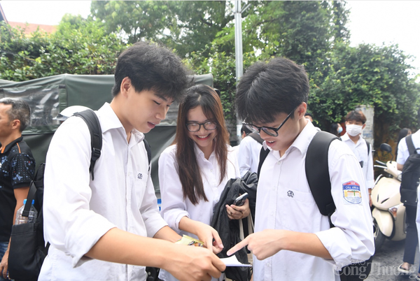 Chùm ảnh: Những khoảnh khắc đọng lại trong ngày đầu kỳ thi tốt nghiệp THPT 2024 tại Hà Nội