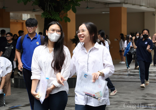 Chùm ảnh: Những khoảnh khắc đọng lại trong ngày đầu kỳ thi tốt nghiệp THPT 2024 tại Hà Nội
