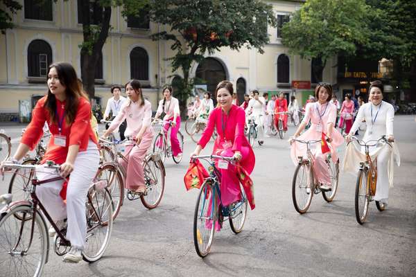 Tôn vinh, quảng bá giá trị của áo dài Việt Nam