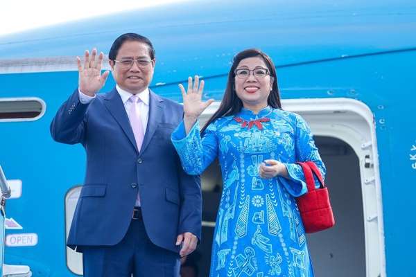 Thủ tướng Phạm Minh Chính và phu nhân tại sân bay Nội Bài sáng 30/6. Ảnh: Nhật Bắc