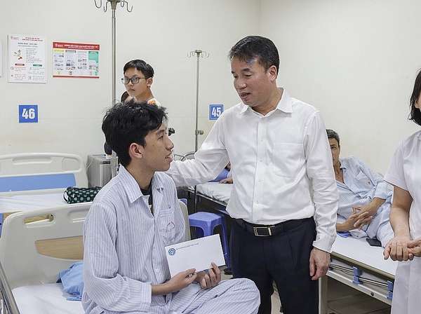 Tổng Giám đốc Nguyễn Thế Mạnh thăm hỏi, tặng quà bệnh nhân tại Viện Huyết học - Truyền máu Trung ương