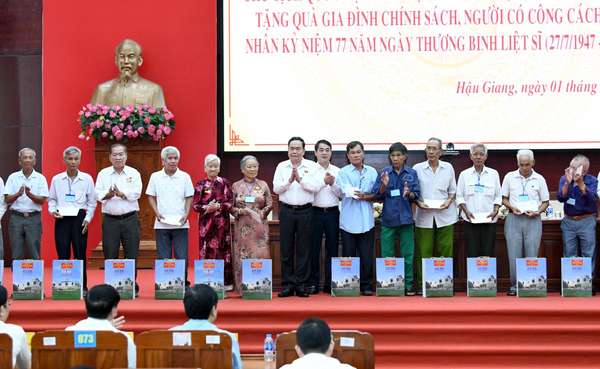 Chủ tịch Quốc hội Trần Thanh Mẫn trao quà tặng người có công với cách mạng tỉnh Hậu Giang