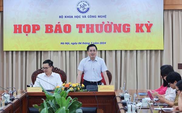 Thứ trưởng Bộ Khoa học và Công nghệ Nguyễn Hoàng Giang chủ trì họp báo. Ảnh: BTC