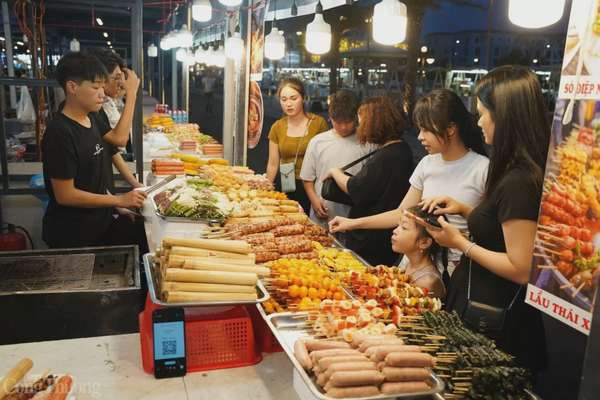 Khách du lịch tấp nập đến Quảng Bình ‘’săn’’ lễ hội mùa hè