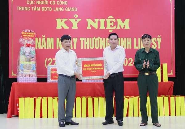 Chủ tịch Ủy ban Trung ương MTTQ Việt Nam thăm, tặng quà tại Bắc Giang