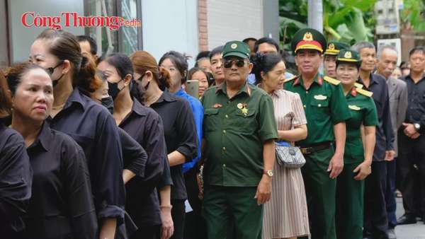 Hàng trăm người dân xếp hàng từ sáng sớm đến viếng Tổng Bí thư Nguyễn Phú Trọng ở quê nhà