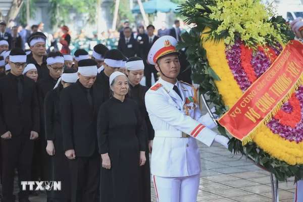 Phu nhân Ngô Thị Mận nghẹn ngào bên linh cữu Tổng Bí thư Nguyễn Phú Trọng