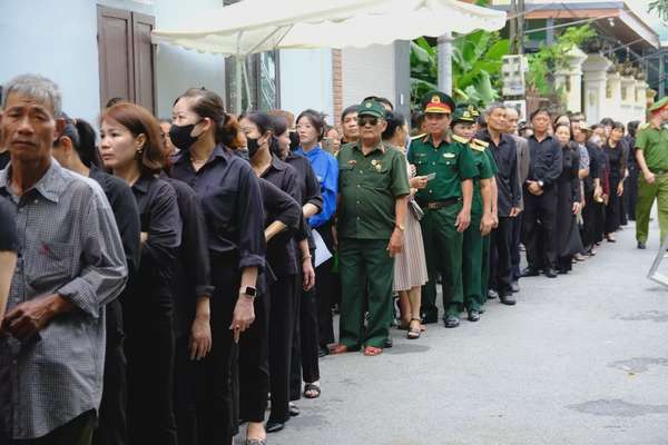 Nghẹn ngào hình ảnh người dân viếng Tổng Bí thư Nguyễn Phú Trọng tại thôn Lại Đà