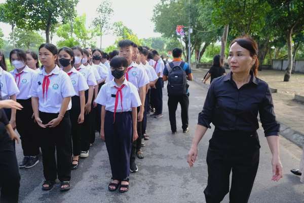 Nghẹn ngào hình ảnh người dân viếng Tổng Bí thư Nguyễn Phú Trọng tại thôn Lại Đà