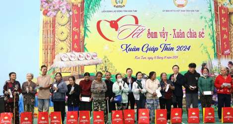 Phó Thủ tướng Trần Hồng Hà trao quà Tết cho người lao động tỉnh Kon Tum