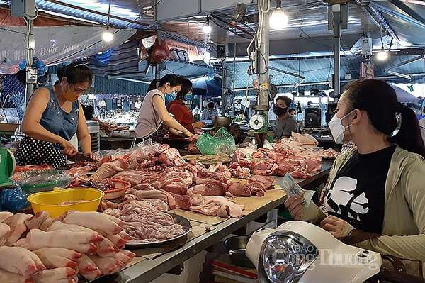 Người tiêu dùng mua thịt lợn tại chợ Nghĩa Tân (quận Cầu Giấy, Hà Nội)