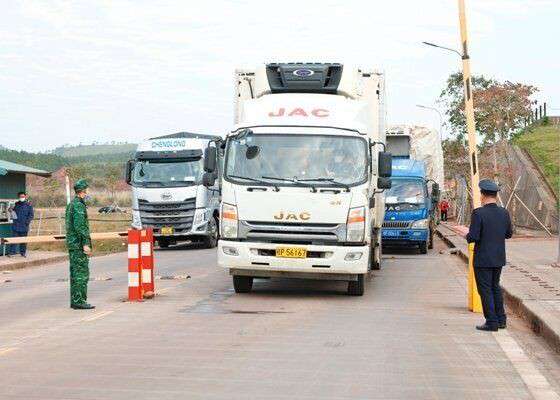 Xuất khẩu hàng hóa qua Lối mở cầu phao tạm Km 3+4 Hải Yên trong buổi sáng ngày 28/1.