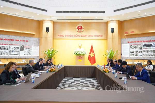 Bộ trưởng Nguyễn Hồng Diên tiếp Đại sứ Vương quốc Bỉ tại Việt Nam