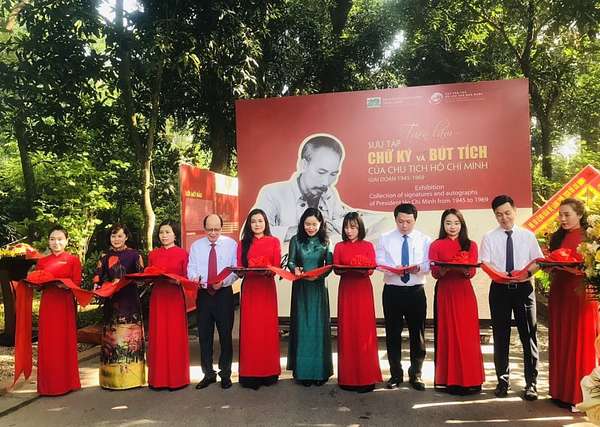 Hà Nội: Triển lãm “Sưu tập chữ ký và bút tích của Chủ tịch Hồ Chí Minh giai đoạn 1945 – 1969”