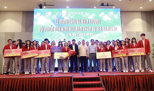 Tập đoàn THACO trao quà cho vận động viên Nguyễn Thị Oanh và Đội tuyển tuyển điền kinh Việt Nam