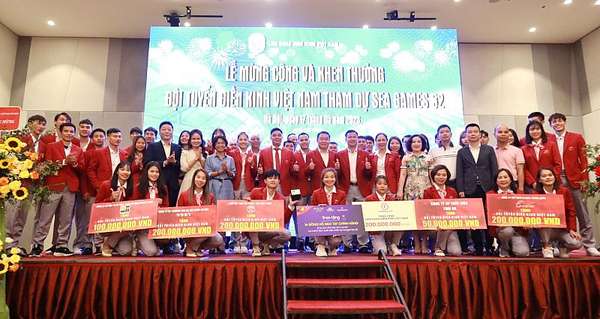 Tập đoàn THACO trao quà cho vận động viên Nguyễn Thị Oanh và Đội tuyển tuyển điền kinh Việt Nam