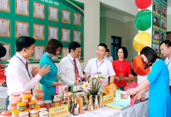 Bộ Công Thương tặng 5.000 tem truy xuất hàng chính hãng cho nông dân thị xã Duy Tiên