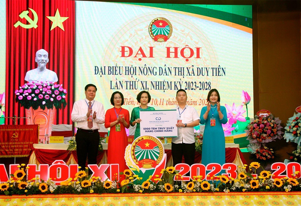 Bộ Công Thương tặng 5.000 tem truy xuất hàng chính hãng cho nông dân thị xã Duy Tiên
