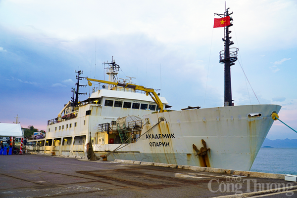 Tàu nghiên cứu biển mang tên Viện sĩ Oparin của Viện Hàn lâm khoa học Nga đã cập cảng Nha Trang.