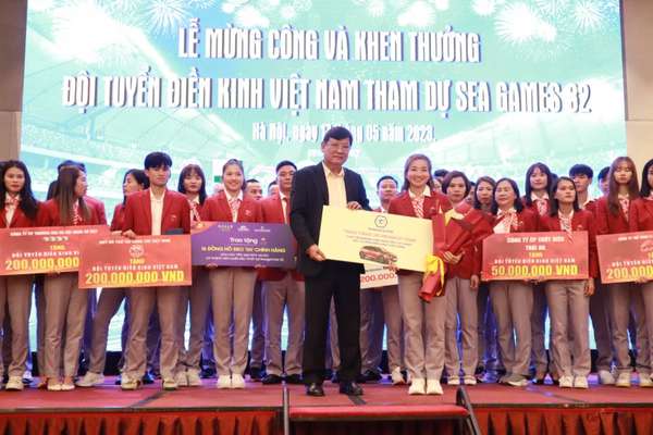 Ông Nguyễn Một - Giám đốc truyền thông THACO trao quà tặng của Tập đoàn THACO cho VĐV Nguyễn Thị Oanh và các VĐV điền kinh khác.