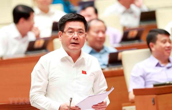 Bộ trưởng Bộ Công Thương Nguyễn Hồng Diên phát biểu, giải trình, làm rõ một số vấn đề đại biểu Quốc hội nêu. (Ảnh: Doãn Tấn/TTXVN)