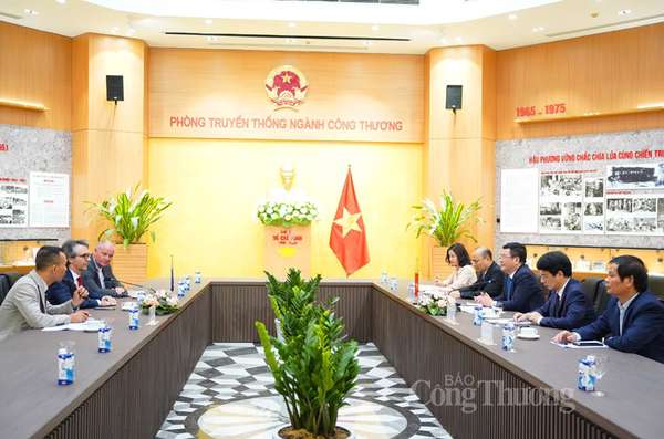 Bộ trưởng Nguyễn Hồng Diên tiếp Trưởng Phái đoàn EU tại Việt Nam