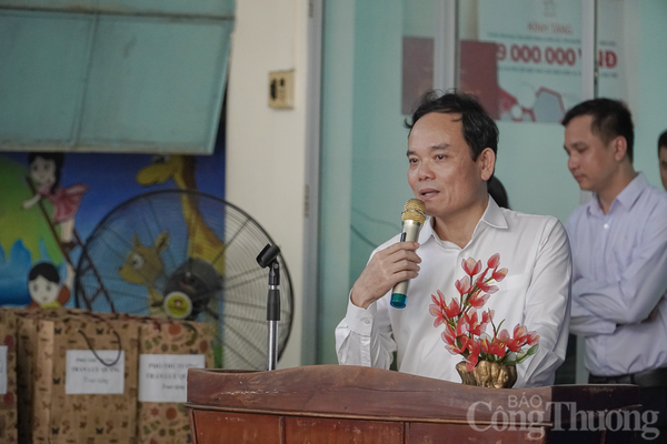Phó Thủ tướng Trần Lưu Quang thăm Trung tâm Phục hồi chức năng giáo dục trẻ em khuyết tật tỉnh Khánh Hoà