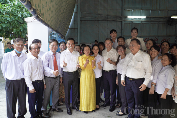 Phó Thủ tướng Trần Lưu Quang cùng đoàn công tác chụp hình lưu niệm với thầy cô Trung tâm Phục hồi chức năng - Giáo dục trẻ em khuyết tật tỉnh Khánh Hoà.