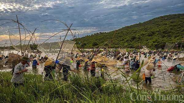 Độc đáo lễ hội cả làng mang nơm, lưới đi bắt cá ở Hà Tĩnh