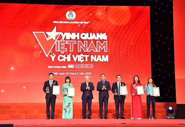 Chủ tịch UBTWMTTQ Việt Nam Đỗ Văn Chiến (thứ 3 từ trái sang) và Chủ tịch Tổng LĐLĐ Việt Nam Nguyễn Đình Khang (thứ 4 từ phải sang) chúc mừng 5 tập thể được vinh danh tại Chương trình Vinh quang Việt Nam 2023