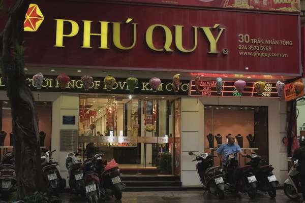 Các cửa hàng trên con phố sầm uất rơi vào cảnh vắng khách nhiều ngày nay